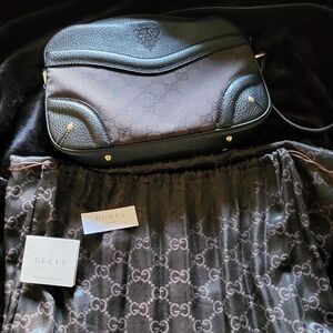 Gucci Black/brown vintage crest shoulder bag - proced to sell , make an offer